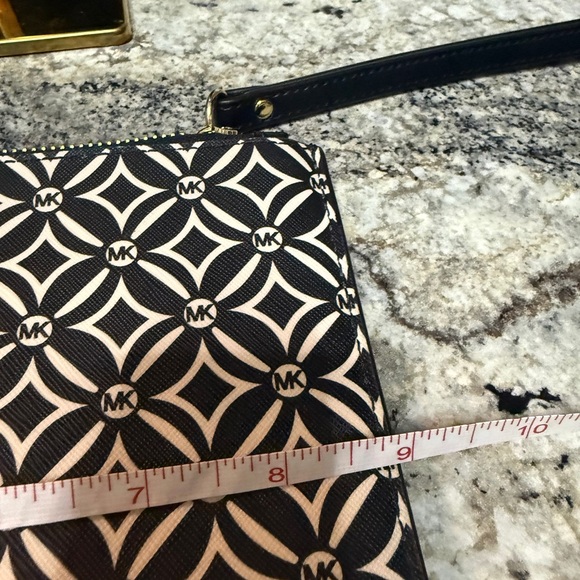 Michael Kors Black and White Patterned Women's pouch - Picture 5 of 6